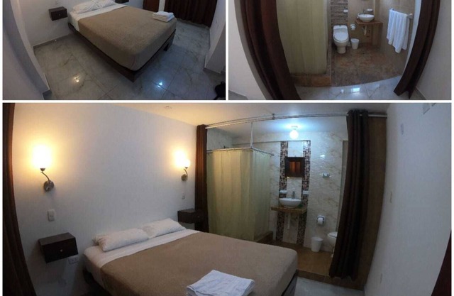 Habitación con entrada independiente, baño privado y cama queen