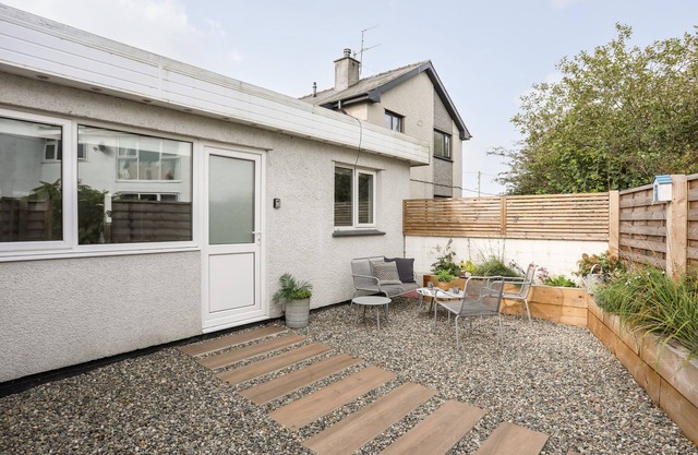 HAFAN BACH, pet friendly, character holiday cottage in Llanbedrog