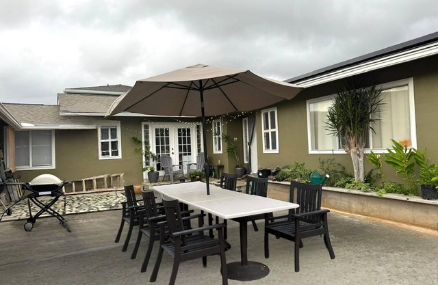 Hale Koolau 2-bedroom house with WiFi, W/D and AC in lovely Kaneohe 30days