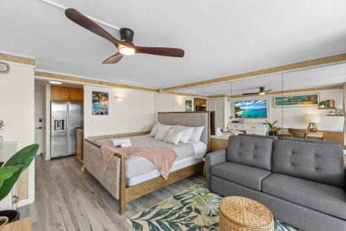 Hale Nalu Waikīkī Studios Ocean View King Size Bed