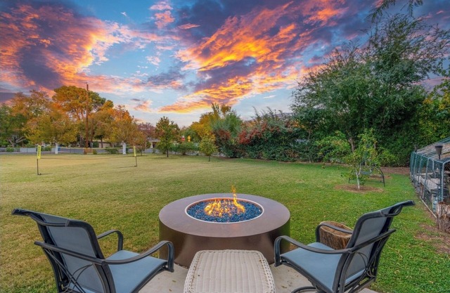 Half Acre Spacious 5-bedroom 4 bath farmhouse. WiFi, AC in Phoenix. Weddings!