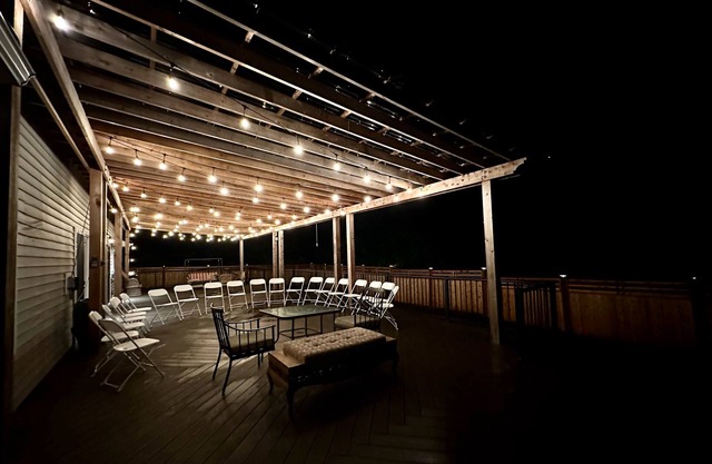 Half duplex with expansive deck and outdoor space, master ensuite, dogs OK