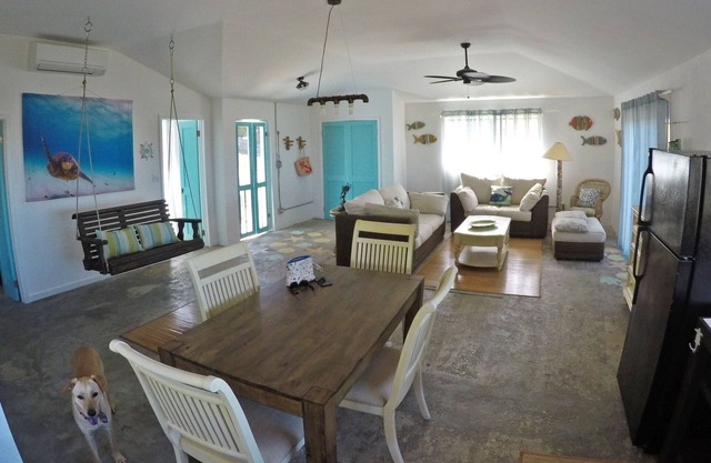 Half Moon Cottage - Ocean View in Stella Maris Settlement on Long Island