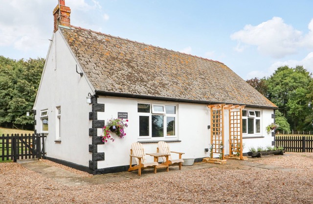 HALL FARM COTTAGE, pet friendly, country holiday cottage in Louth