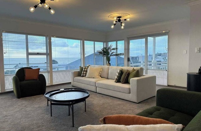 Hamblyn Heights - Your Seaside Escape in New Plymouth with Panoramic Seaviews!