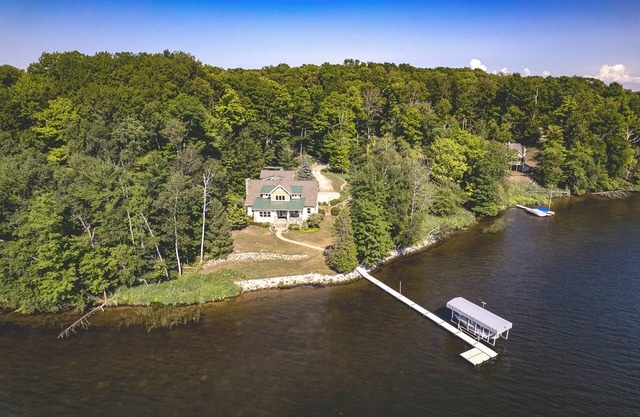 Hamlin Lake Retreat: Spacious Stay for Groups!
