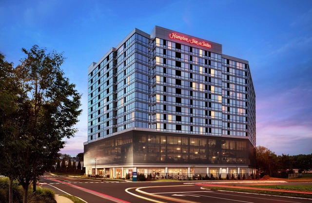 Hampton Inn & Suites Teaneck Glenpointe