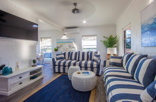 Hampton's Style by the water