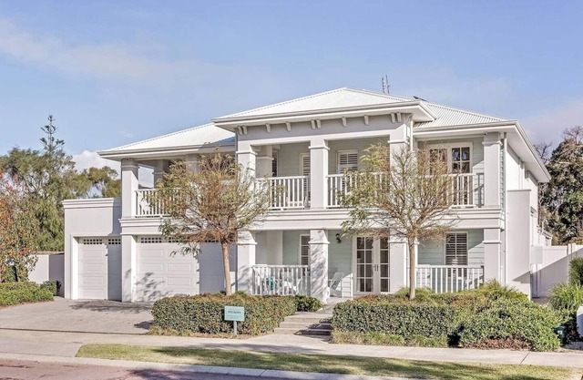 Hamptons By The Green Grand Golfside Retreat
