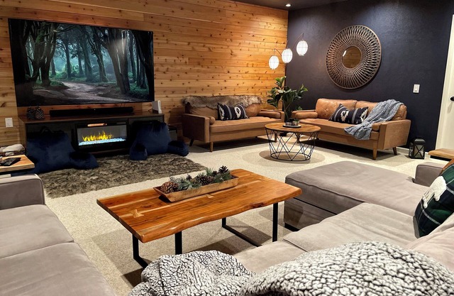 Hangout Den, Hot Tub for 8, Firepit, Trails, Beach 1 mile, Sleeps 10