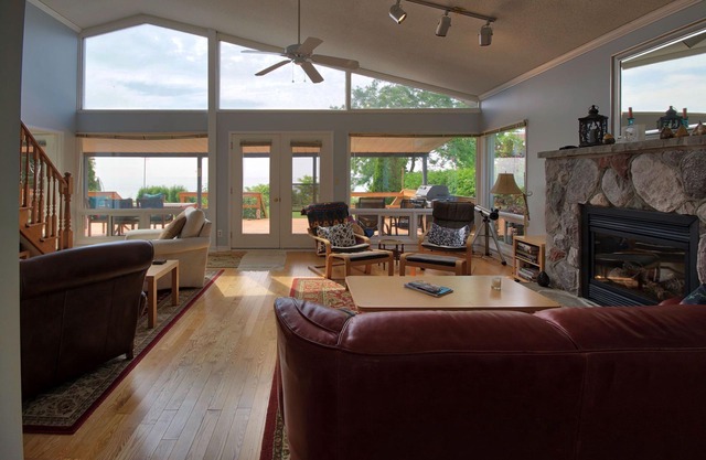 Hank's Lakefront Cottage: Lots Of Space And Ready For Your Lake Huron Vacation!