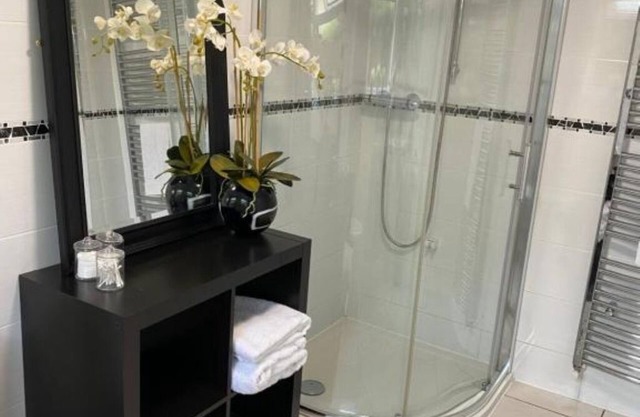 Hansom House beautiful furnished deluxe king size accommodation