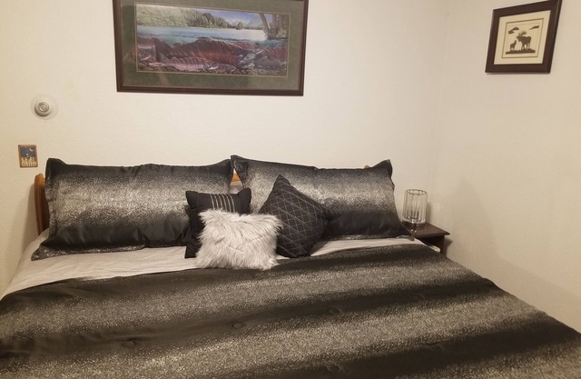 Happy Bear Cozy Bungalow with Large Back Yard close to Anchorage Wasillan