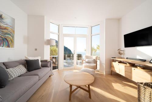 Harbour Edge, Luxury 2 BR 2 BA Apt, Sea View and Terrace, Parking