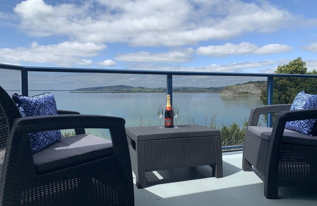 Harbour views from super spacious upstairs apartment. Fully equipped.