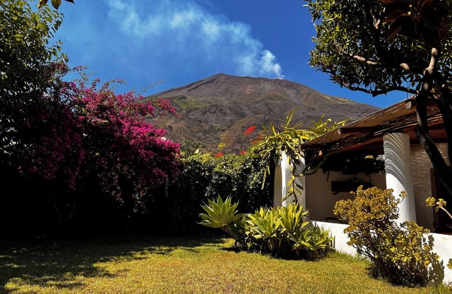 Harmonic House, garden, volcano, swimming pool, sea.