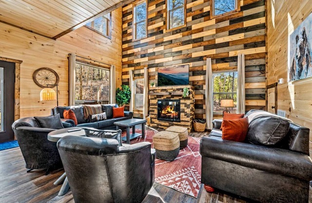 Harold's Hideaway: Luxe Cabin w/Privacy! Hot Tub* Fireplace + Firepit