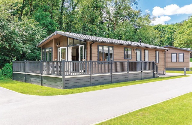 Hartfield Watersedge Lodge