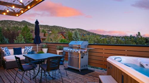 Hat Rock Loop by AvantStay Secluded Powell Butte Escape w Hot Tub Views