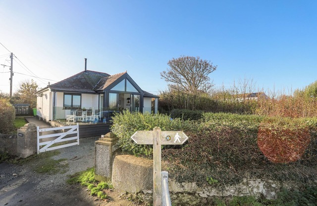 HAULFRYN, pet friendly, with a garden in Moelfre
