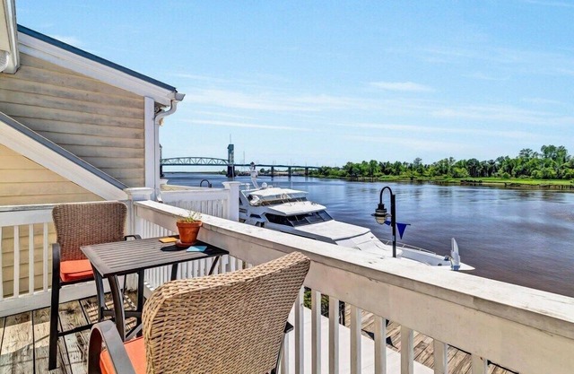 Haus Of Style - Sunsets on the River - Parking