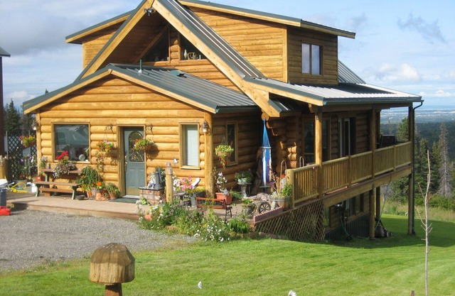Have an Authentic Log Cabin Alaskan 5 Star experience at "The Eagles Nest"