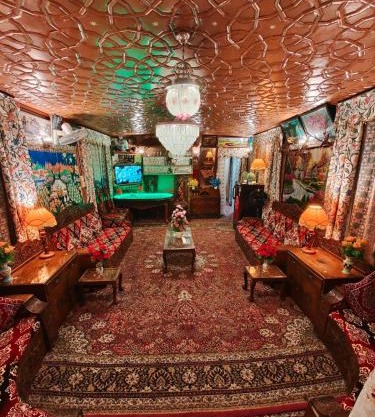 HB NEW LIGHT GROUP OF HOUSEBOATS