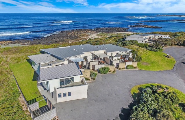 Hearns Beachside Villa 8