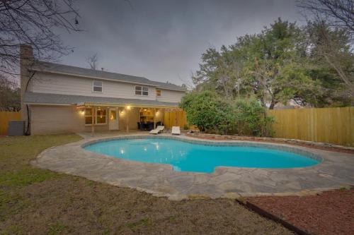 Heart of Dallas - Mansion with Backyard Pool Oasis