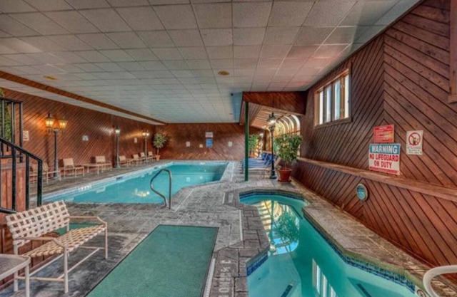 Heart of Lincoln LARGE 2 story condo: Pool, Hot Tub, Game Room, Sleeps 10