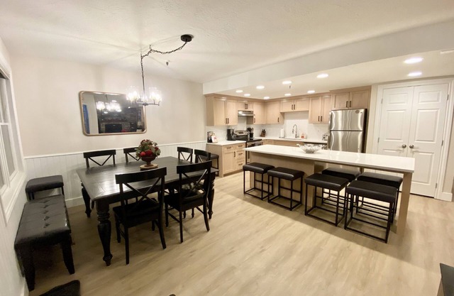 Heart Of Old Town Renovated 3-Bdrm Walk To Everything Main St Town Lift HOT TUB!