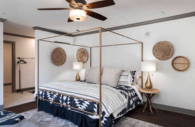 Heart of Parkville Stay on Main+KingBed|Shop