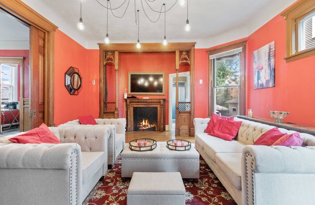 Heart of Uptown - Victorian Retreat