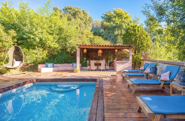 Heated pool house 200 mins from the beaches.