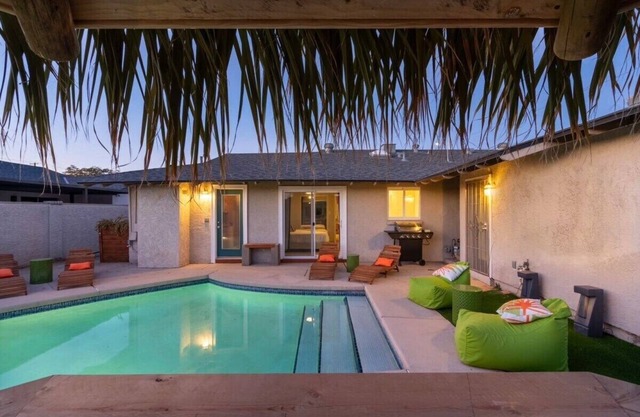 Heated Pool, Arcade, Massage, Old Town Scottsdale!