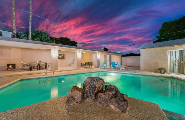 Heated Pool & Hot Tub/4 BR 3+ BA/Central