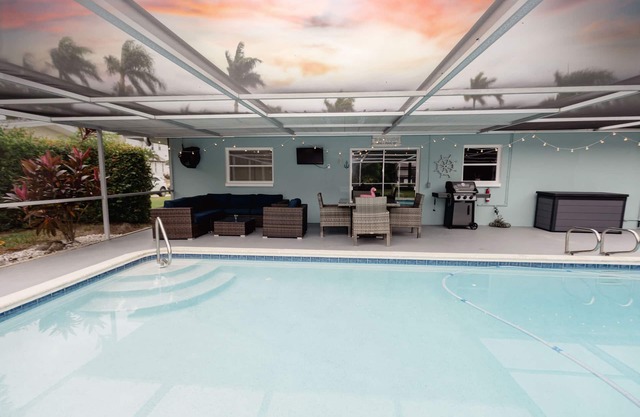 Heated Pool, Lanai, Bikes & Beach Gear, Near Beach, Dog Friendly, Fully Stocked