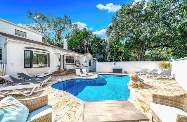 Heated Pool! Massive Gem+Close To Beach & Shops!