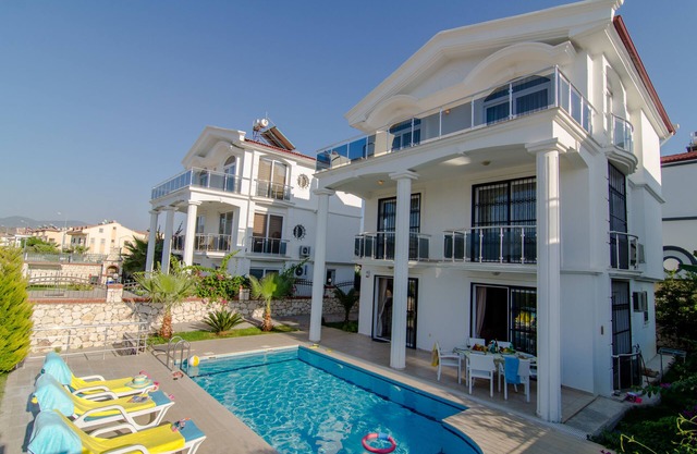 Heated pool, Pool Table, Table tennis. Walking distance to the beach.