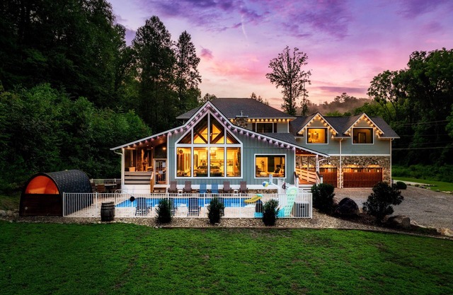 Heated Pool, Sauna, Yard, Perfect 4 celebrations and weddings!
