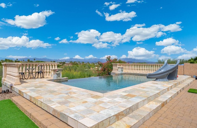 Heated Pool, Waterslide, Mountain Views 3 Bedroom 2 Bathroom Tuscan Home