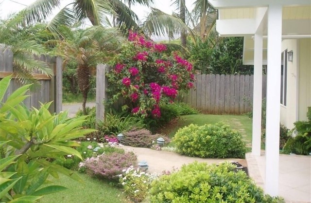 Heavenly Hawaii at your feet! Sandy toes, great swimming, lovely place awaits.