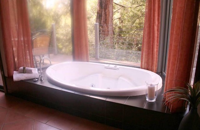 Heavenly Retreat - King bed, luxury spa, undercover parking!