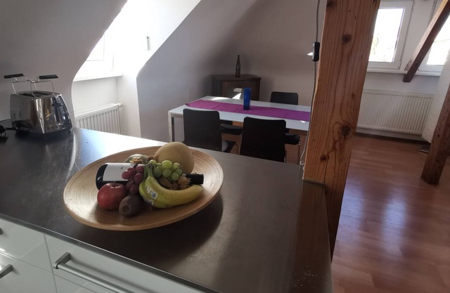 Helle, Vollmöblierte 2-zimmer-dg-wohnung, Ruhig, Zentral, Wlan