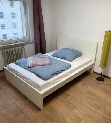 Helles Zimmer in Wohnung mit Balkon