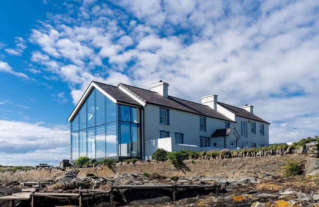 Hen Cymyran - a house on the beach that sleeps 15 guests in 8 bedrooms