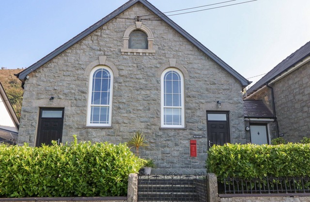 HEN GAPEL SEION, pet friendly, character holiday cottage in Trefor