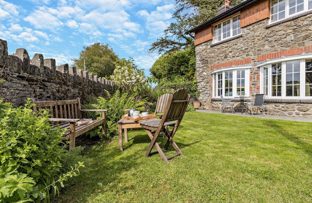 Hen Stabl- Cemaes - Two Bedroom House, Sleeps 5