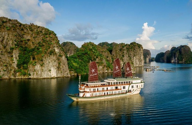 Heritage Line Ylang Cruise - Halong Bay & Lan Ha Bay