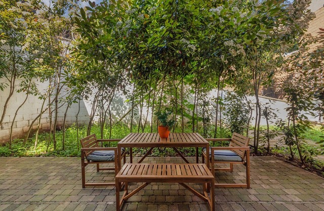 Hermitage Road Apartment by MoreThanStays | Garden